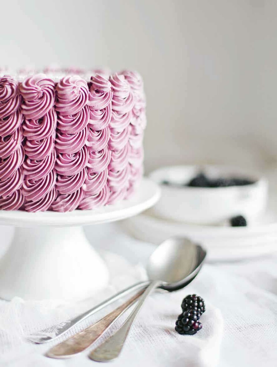 Bryllupskage: Chokoladelagkage med brombærfrosting