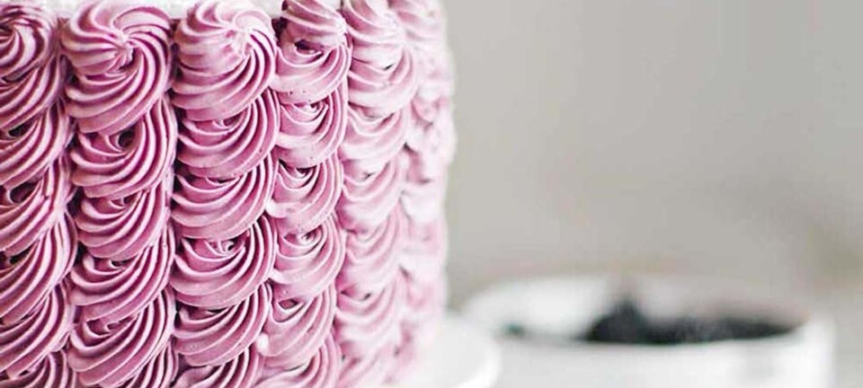 Bryllupskage: Chokoladelagkage med brombærfrosting