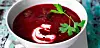 Rødbedesuppe med peberrod og bacon