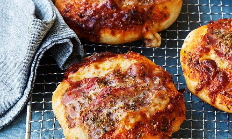 Minipizzaer med bacon og frisk mozzarella