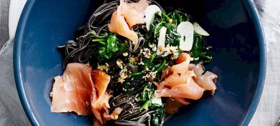 Sort bønnepasta med spinat og laks