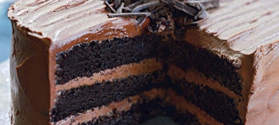 Trelags mørk chokoladekage (Triple layer dark chocolate cake)