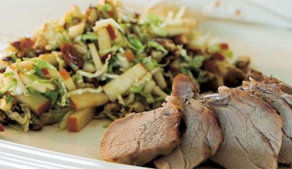 Let sprængt svinemørbrad med rosenkålssalat