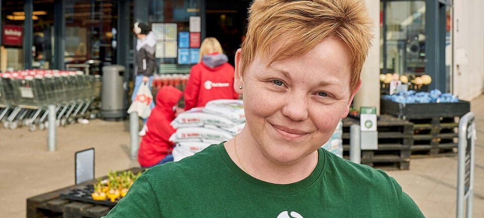Finalist til Danmarks sødeste kassedame: Janne danser for kunderne