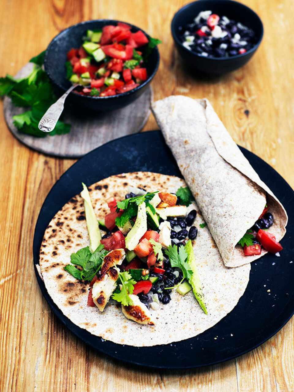 Burritos med kylling, sorte bønner & avocado