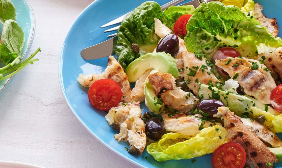 Middagssalat med grillstegt kyllingebryst og avocado