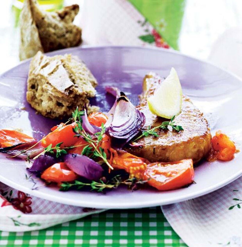 Koteletter med bagte, timiankrydrede sommergrøntsager