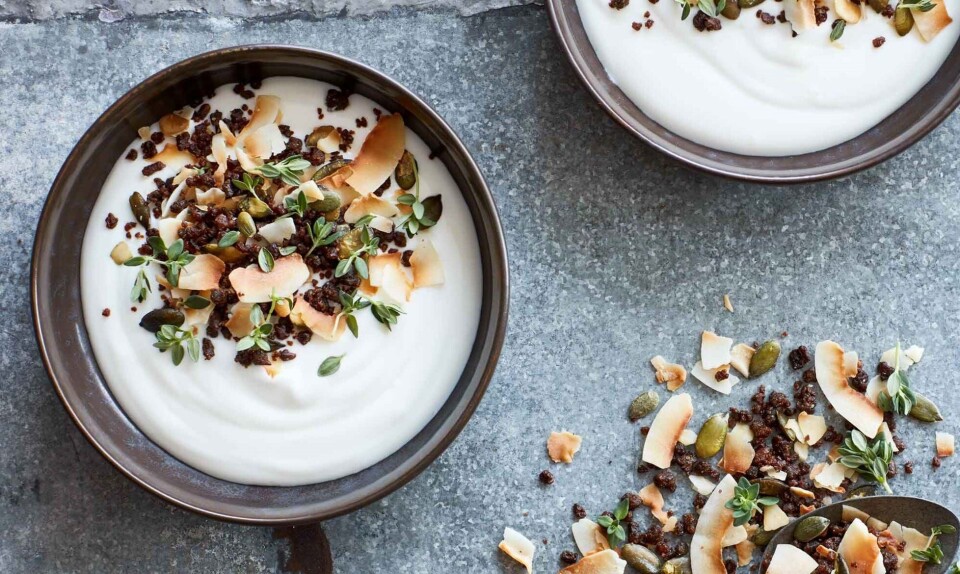 Mindre madspild: Rugbrødsgranola med kokosflager, græskarkerner og citrontimian