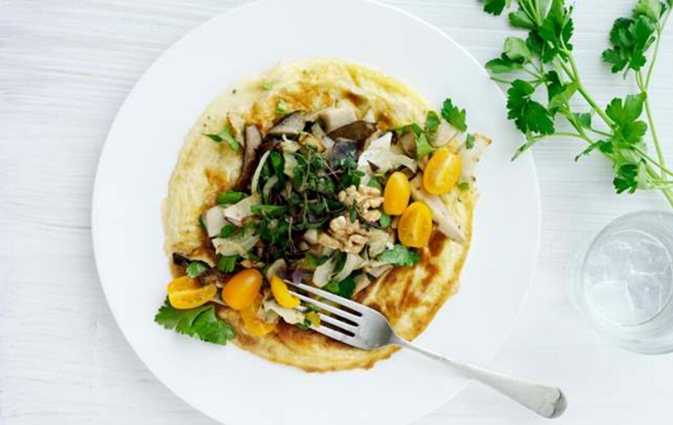 Omelet med skinke og grøn salat