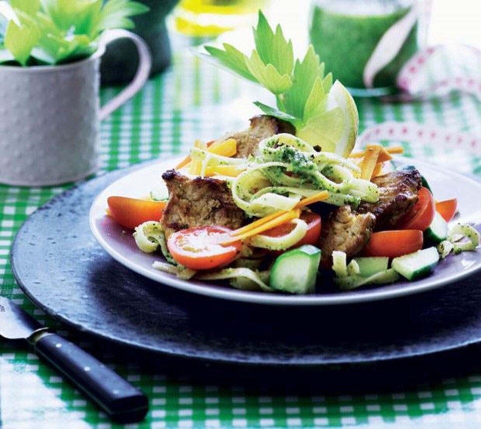 Pastasalat med mørbradbøffer og pesto
