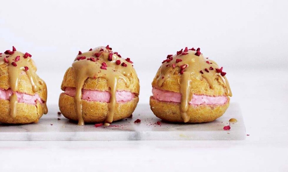 Fastelavnsboller med hindbærskum & karamelchokolade