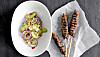 Seekh kebab med løgsalat og agurkedip med mynte