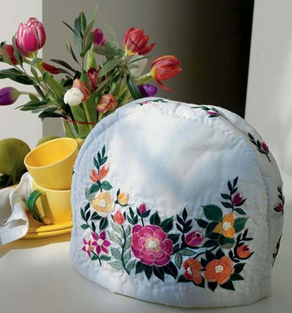 Brodér sommerblomster på tehætten fra Hjemmet