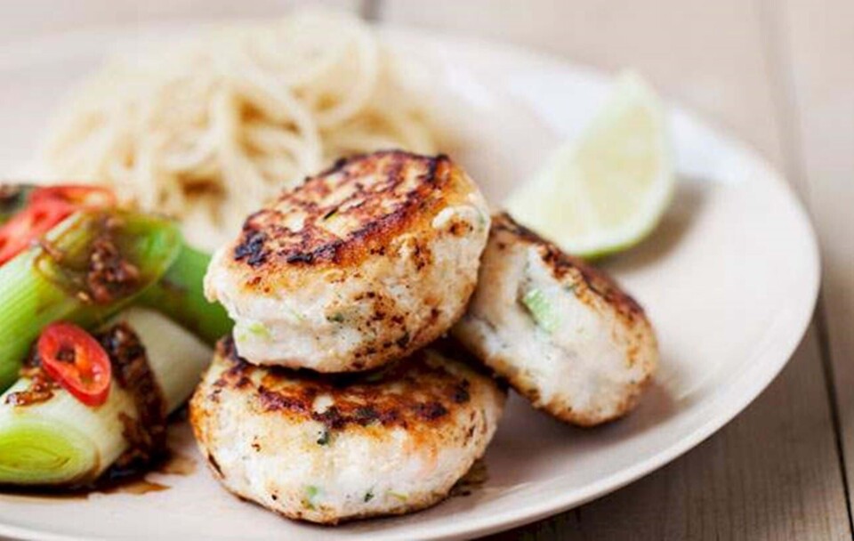 Opskrift på thaifiskefrikadeller med fuldkornsnudler