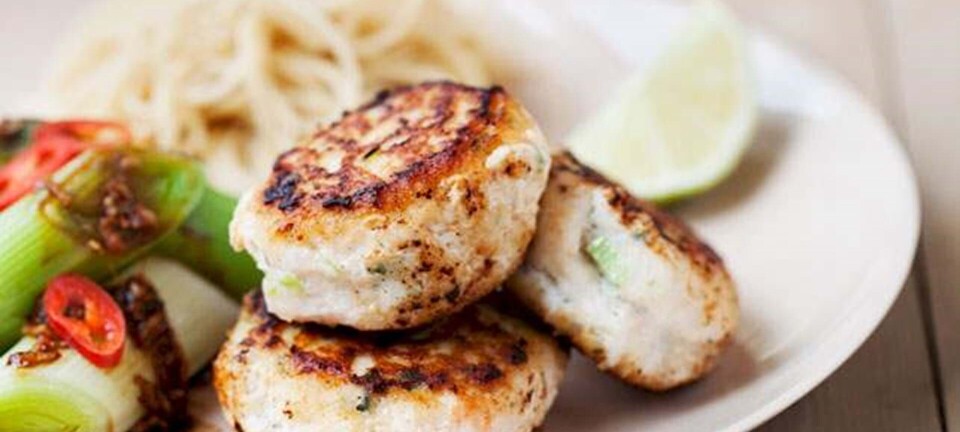 Thaifiskefrikadeller med fuldkornsnudler