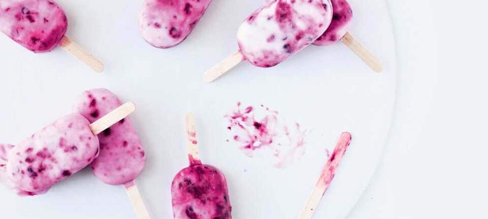 Hjemmelavet is: Yoghurtispinde med bær