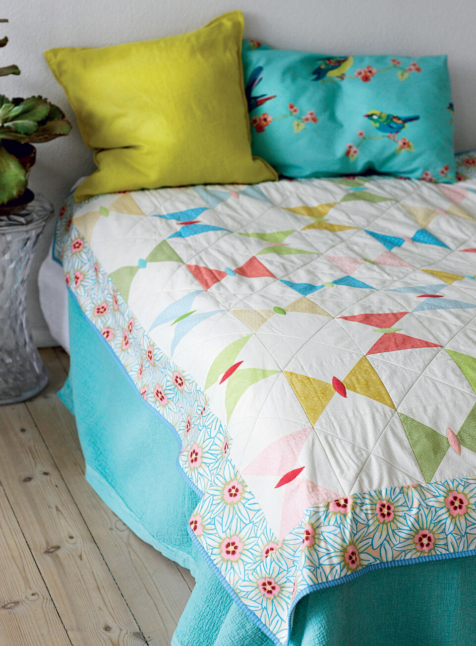 Patchwork sengetæppe med sommerfugle.