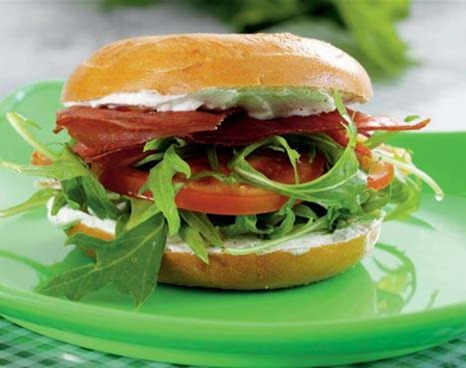 Bagel med sprød skinke