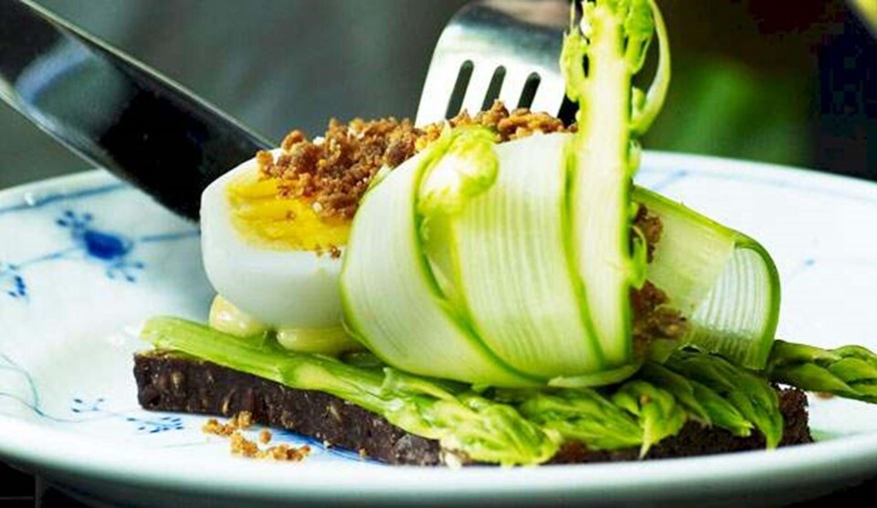 Opskrift på smørrebrød med grønne asparges, smilende æg og fedtegrever