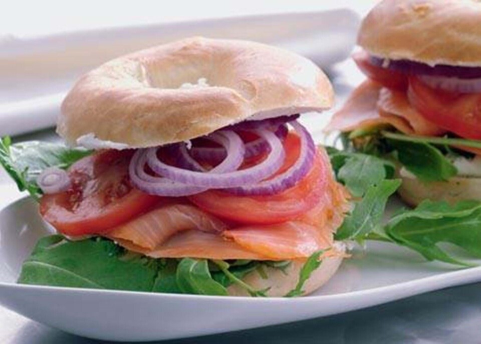 Bagel med røget laks