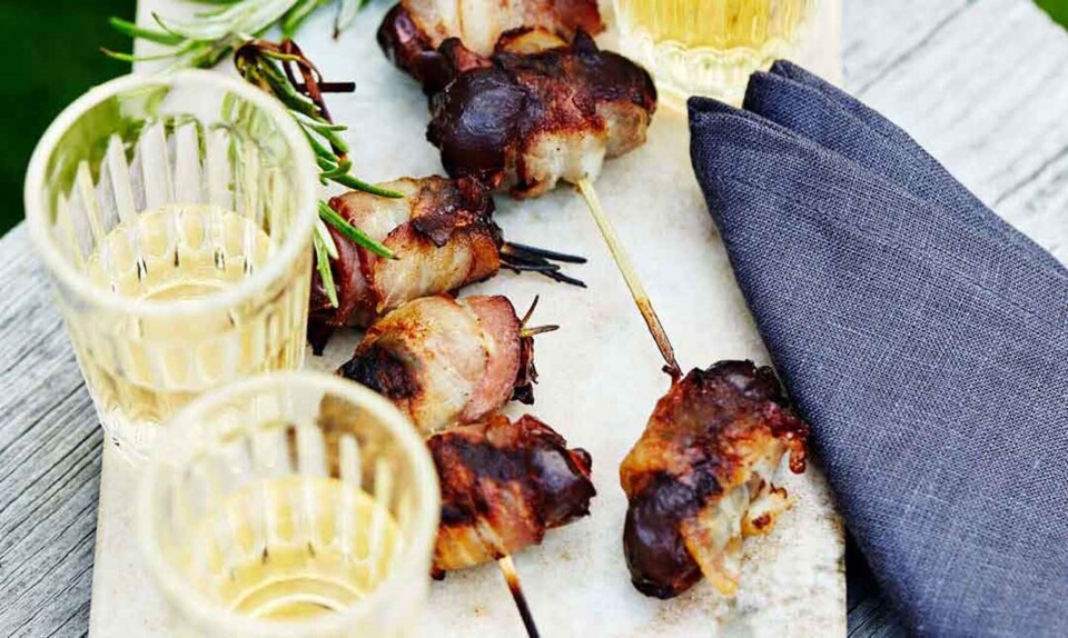 Grillede dadler med bacon og rosmarin