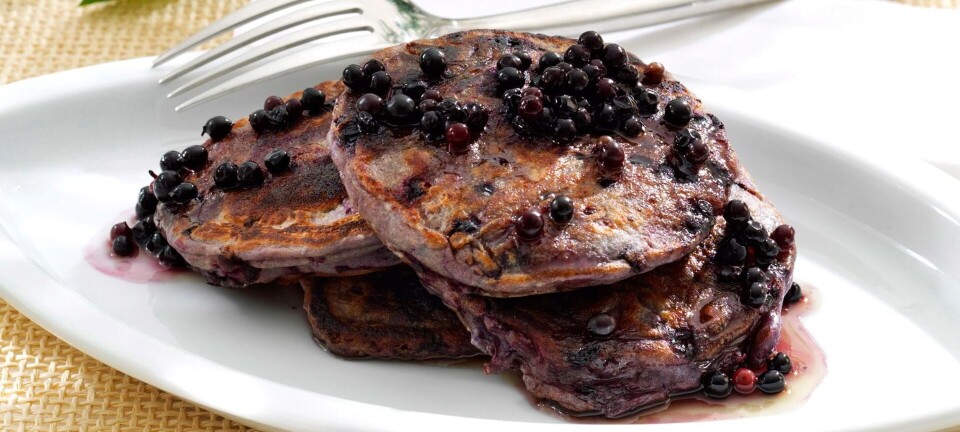 Sådan laver du pandekager med hyldebær