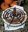 Halloweenkage: Græskartærte med edderkoppespind