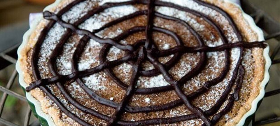 Halloweenkage: Græskartærte med edderkoppespind