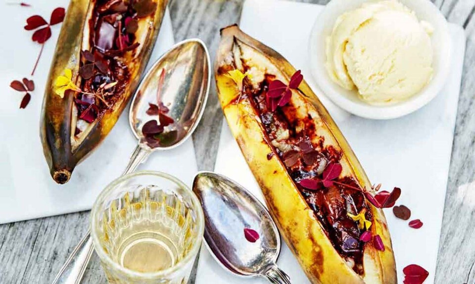 Grillede bananer med blomme i madeira