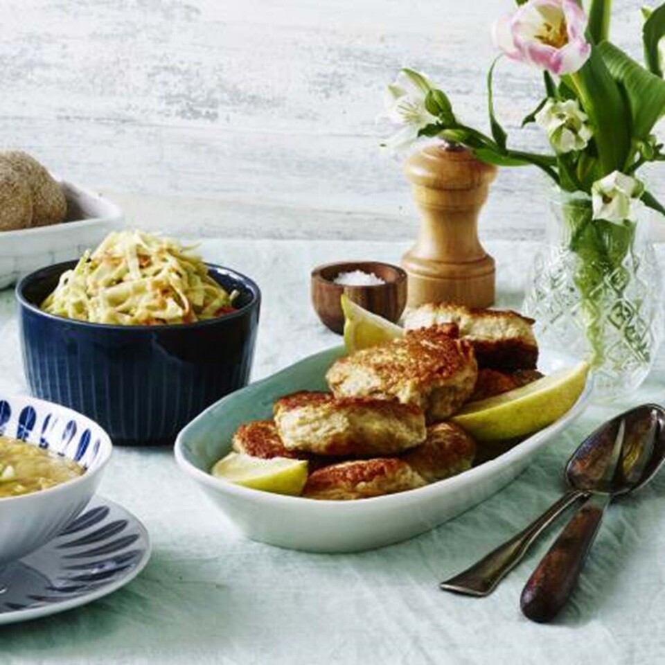 Fiskefrikadeller med coleslaw