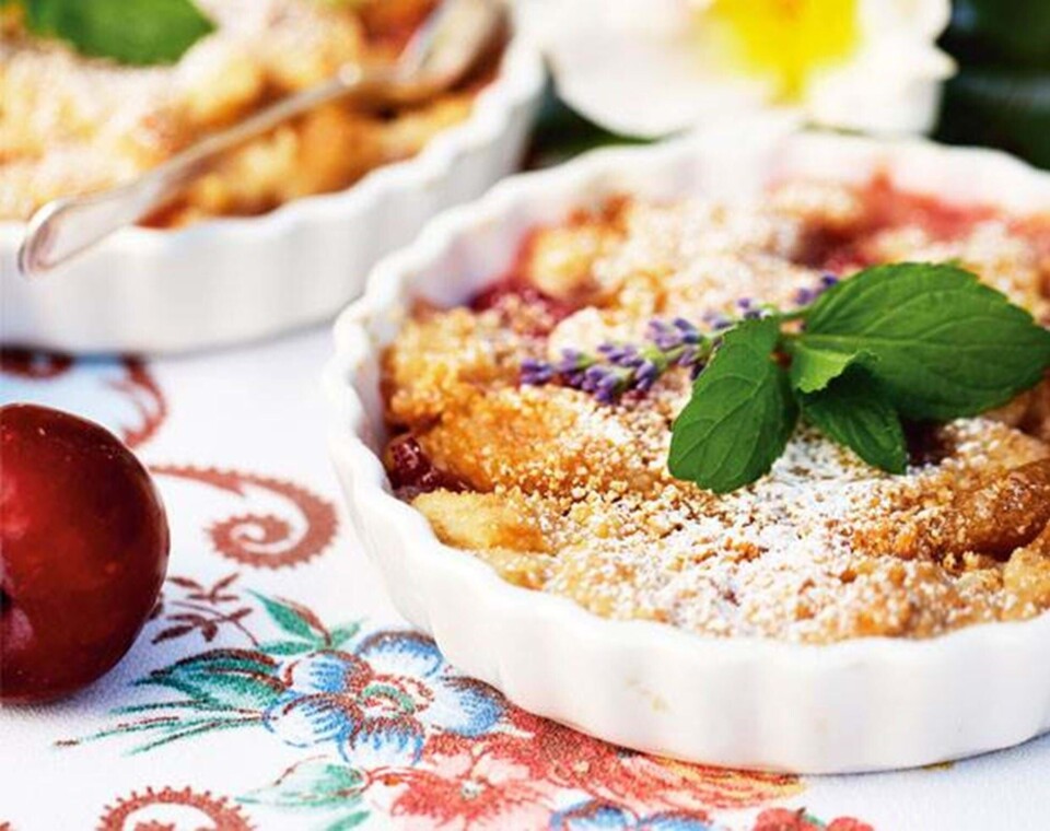 Skøn crumble med blommer, pærer & makroner