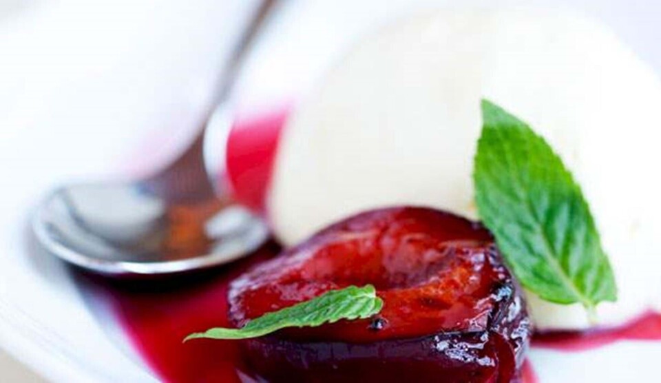 Panna cotta med bagte blommer