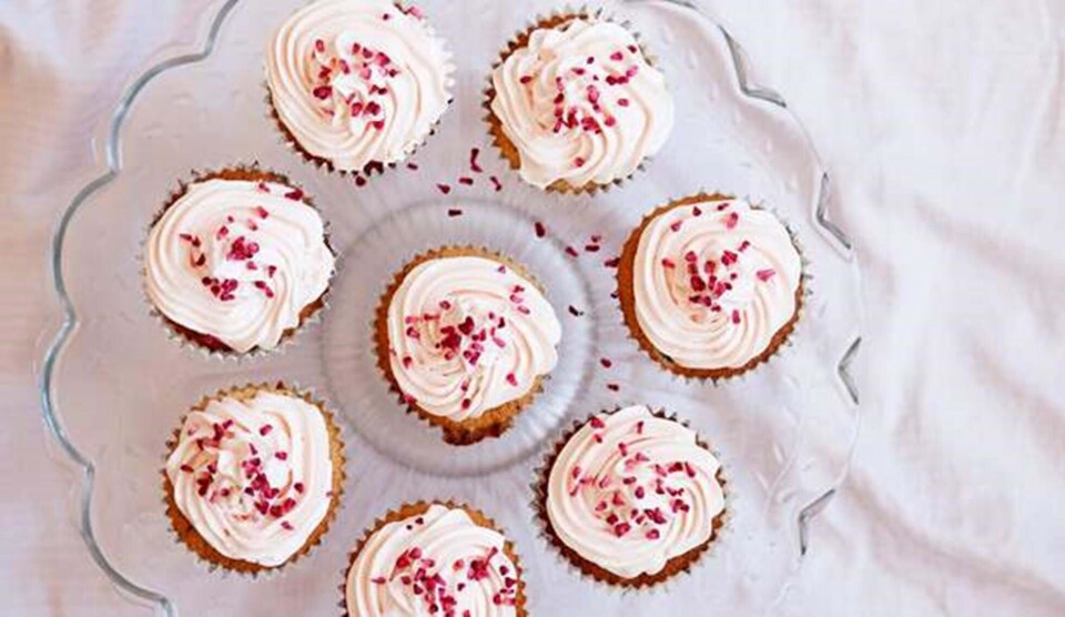 Muffins opskrift med hindbær og hvid smørcreme