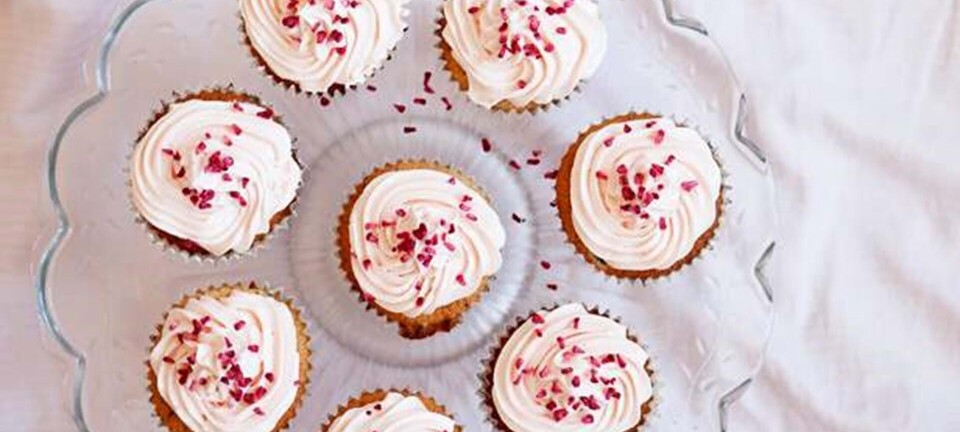 Muffins med hindbær og hvid smørcreme