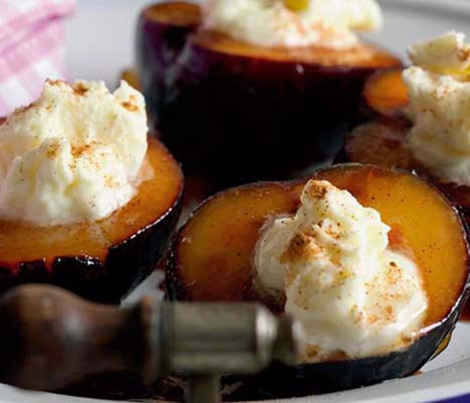 Stegte blommer med mascarpone og kanel