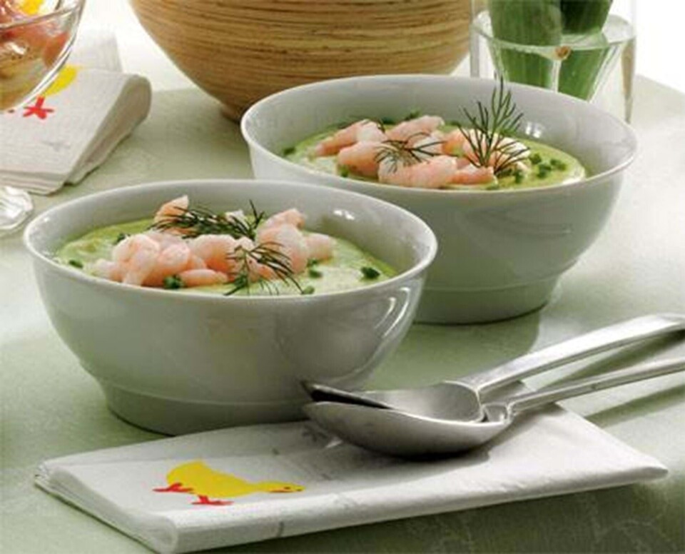 Kold avocadosuppe med rejer og kuvertboller