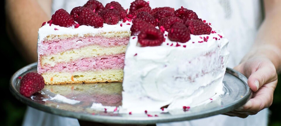 Makrontærte med kirsebær