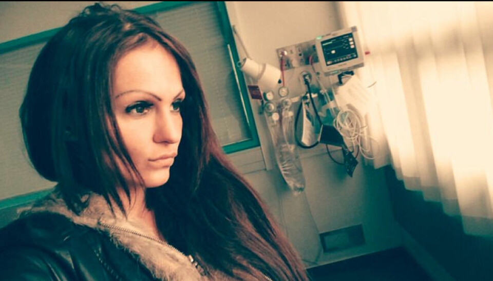 Billede 1 - Angelin venter på hospitalet, mens sønnen ligger under kniven. (Foto: Facebook/Privat)