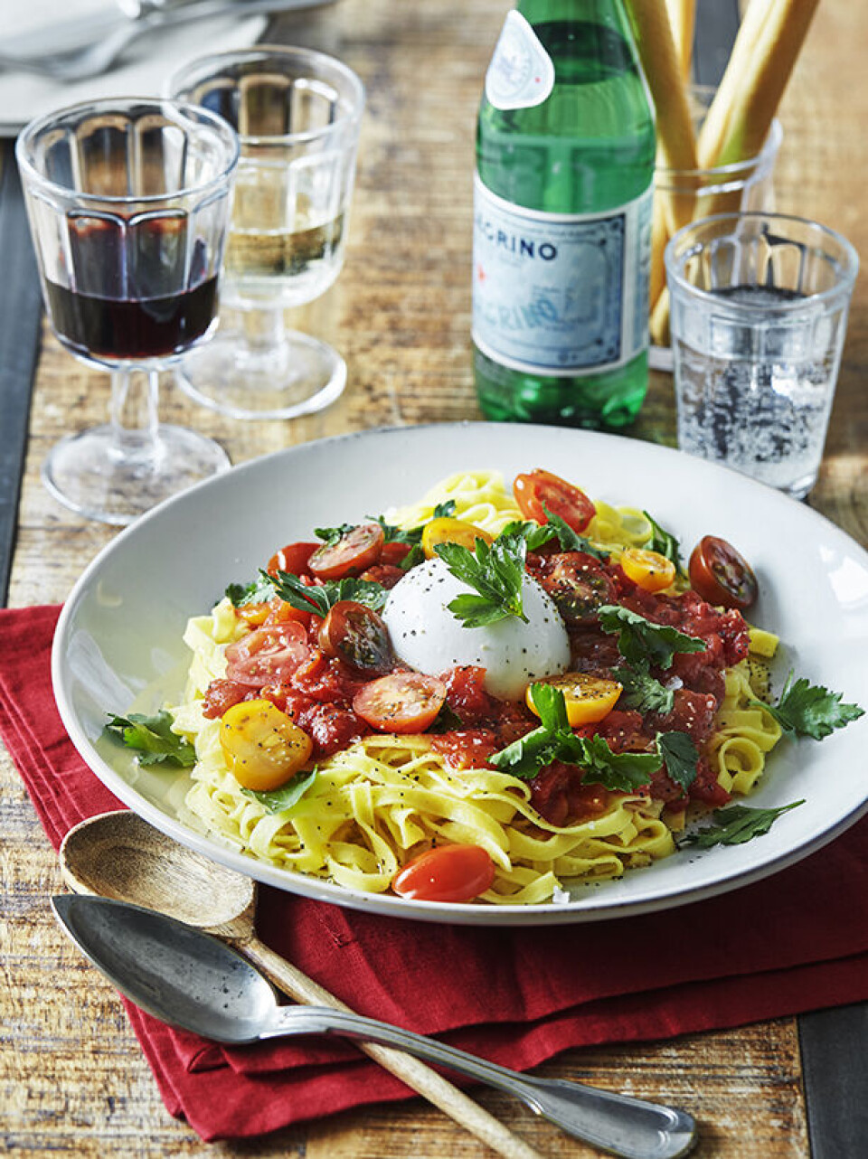Pasta med burrata: Sådan laver du nemt Pasta pomodoro