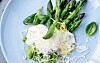 Grønne asparges med basilikumscreme og pecorino