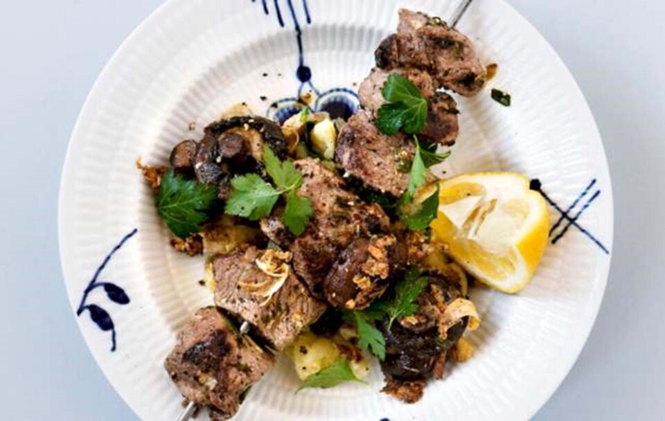 Opskrift på lammekebab med hvidløgssvampe og mos af nye kartofler