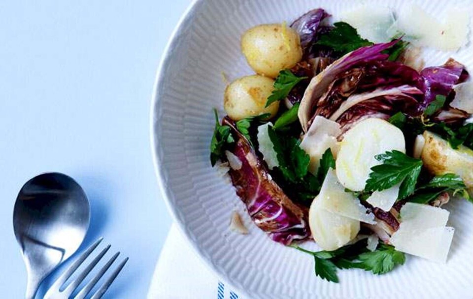 Opskrift på stegt radisciosalat med balsamico, parmesan og nye kartofler