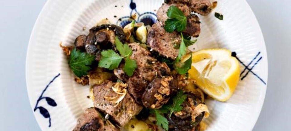 Lammekebab med hvidløgssvampe og mos af nye kartofler