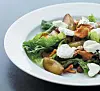 Salat med blommer, svampe og ost