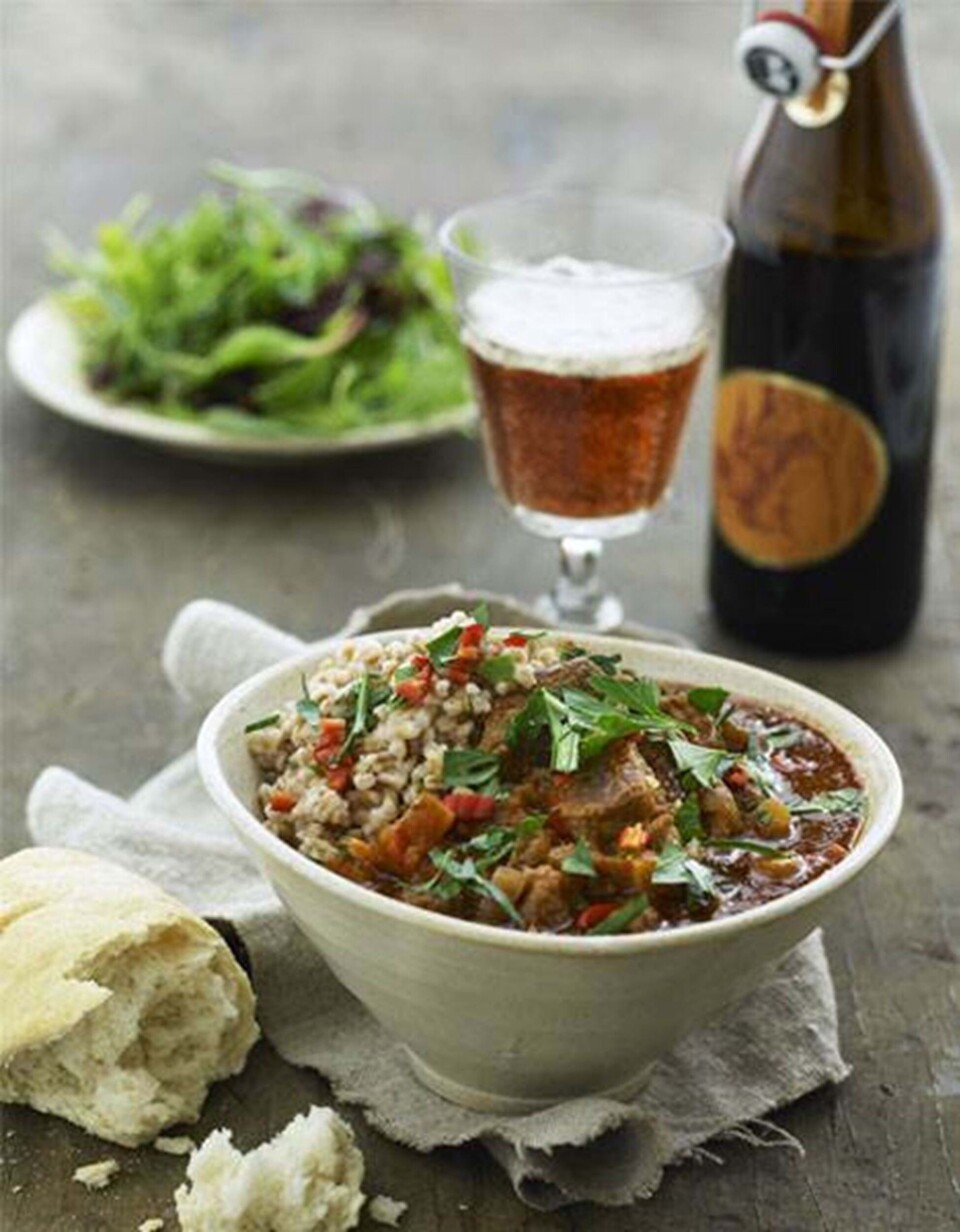 Oksekødsgryde med persillerødder, øl og perlespelt