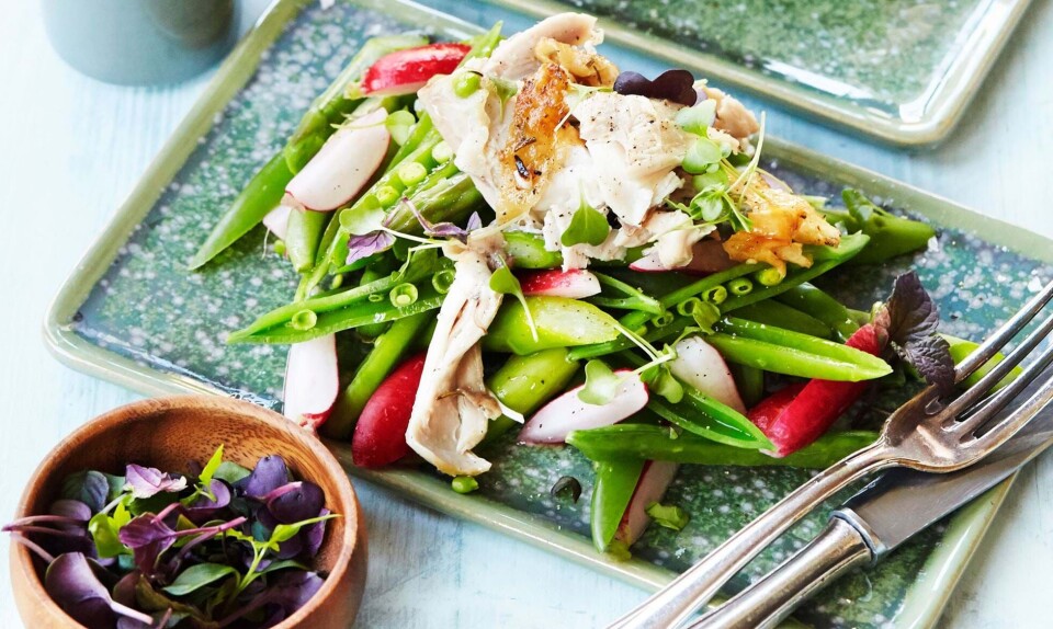 Stegt kylling med sprød salat af sugarsnaps & radiser Stegt kylling med sprød salat af sugarsnaps & radiser