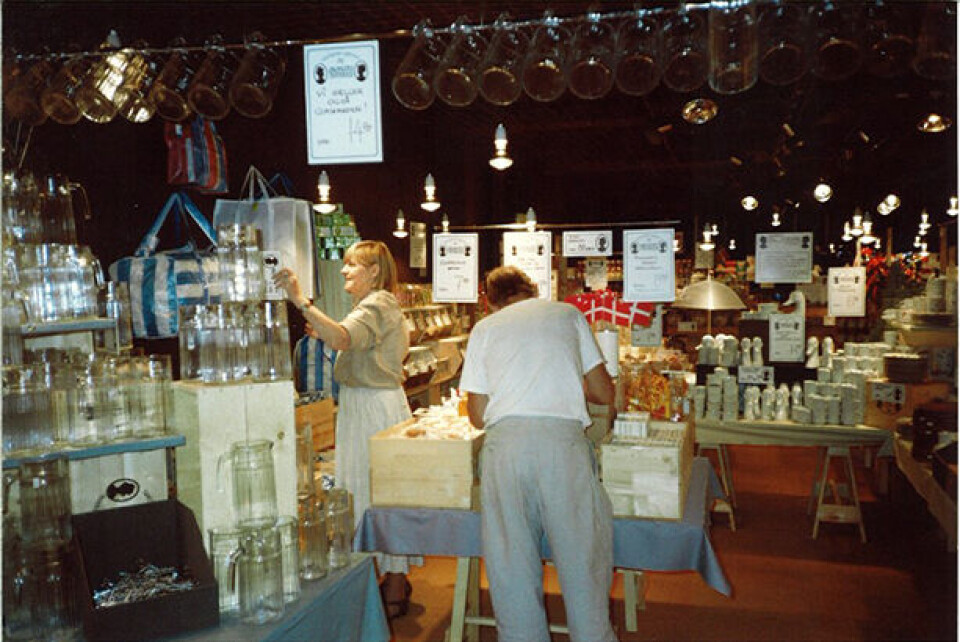 1989_Grundlæggerne Knud Cresten og Inger opbygger butikken i Aalborg.jpg