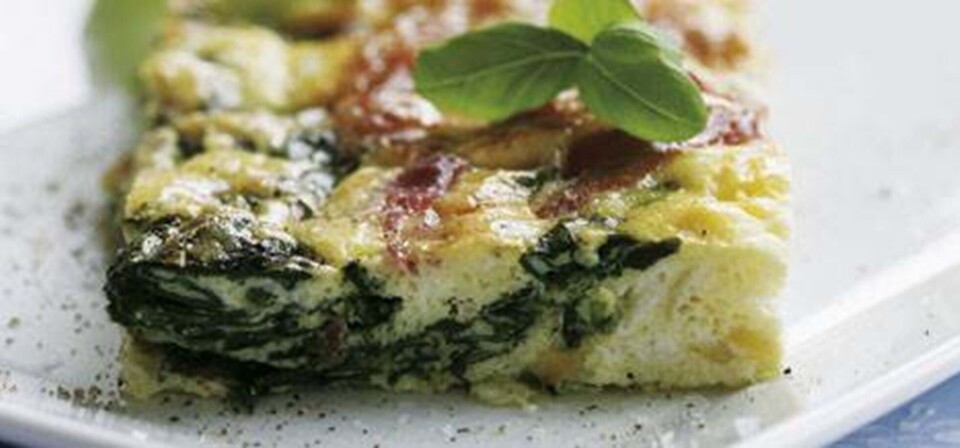 Omelet med skinke og spinat