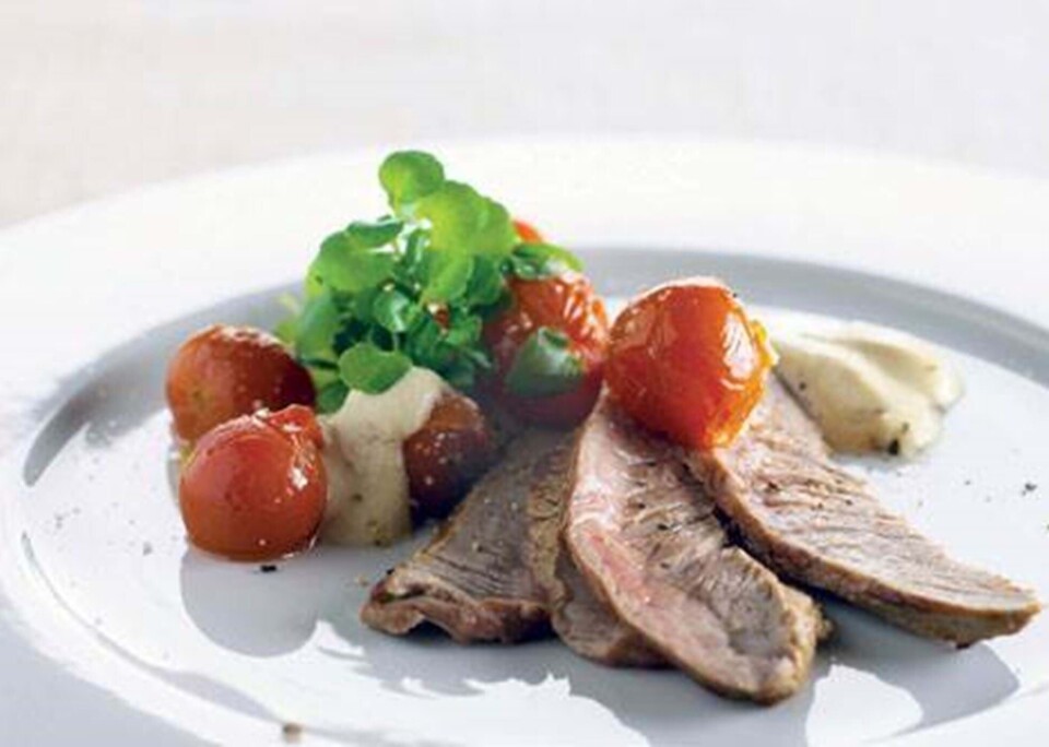 Kalveculotte med bagte tomater og artiskoksovs