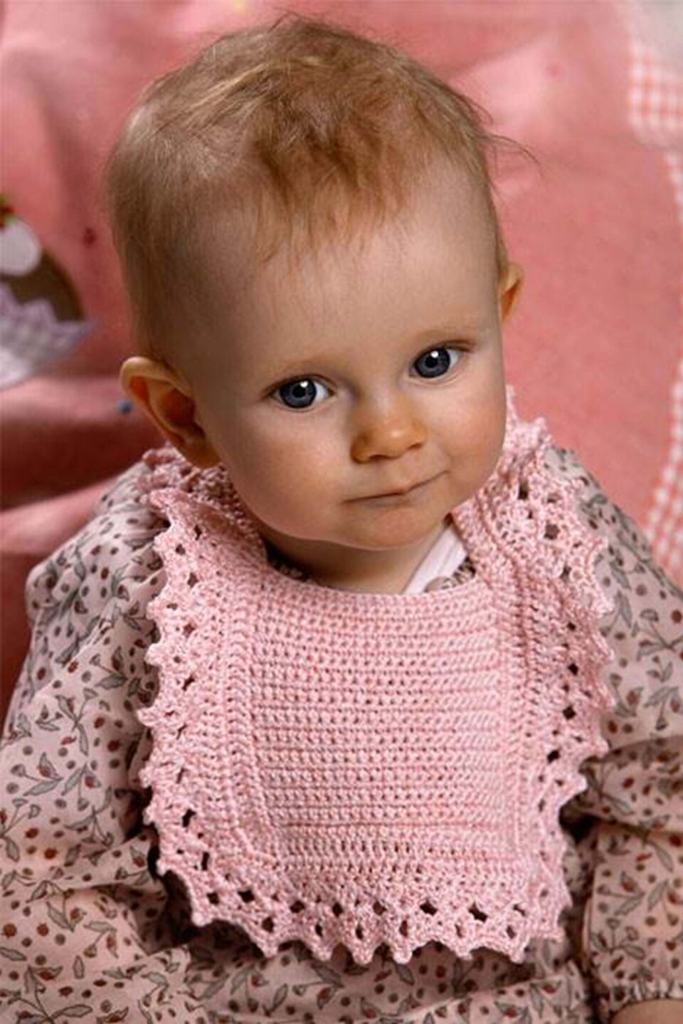 Hæklet hagesmæk med blonde